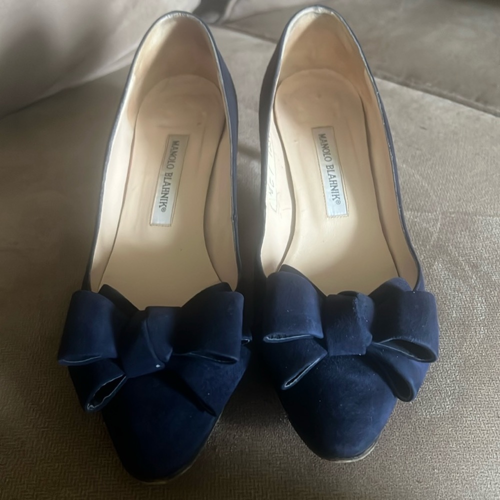 Manolo Blahnik navy blue kitten heel 39